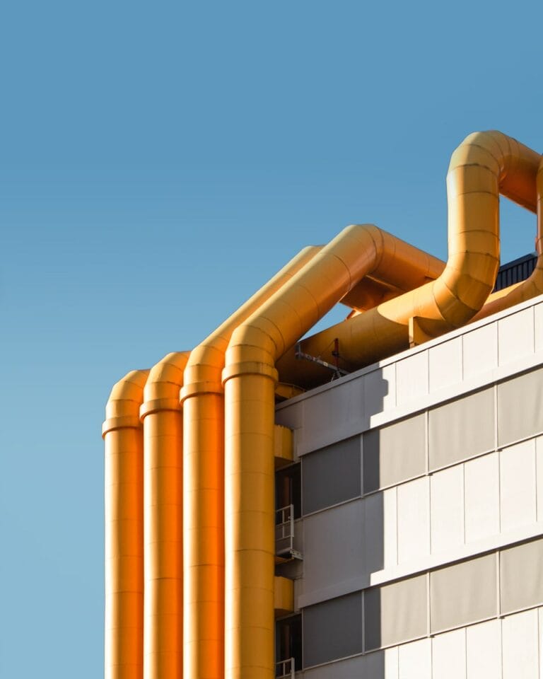Biogasanlage mit goldenen Rohren. Nachhaltige Energieerzeugung aus Biogas.