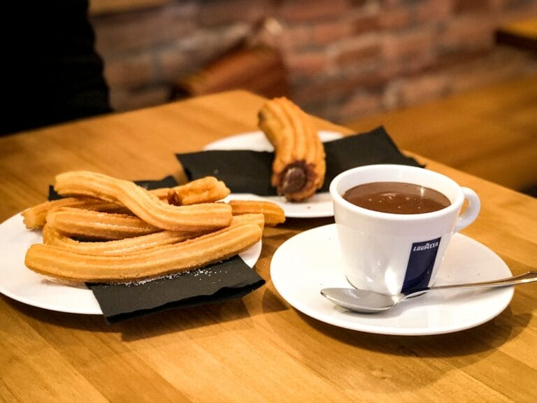 Churros mit heißer Schokolade: Spanische Köstlichkeit für kalte Tage.