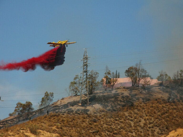 Feuerwehr Infoca bekämpft Waldbrände in Spanien. Löschen von Bränden durch spanische Feuerwehrleute.