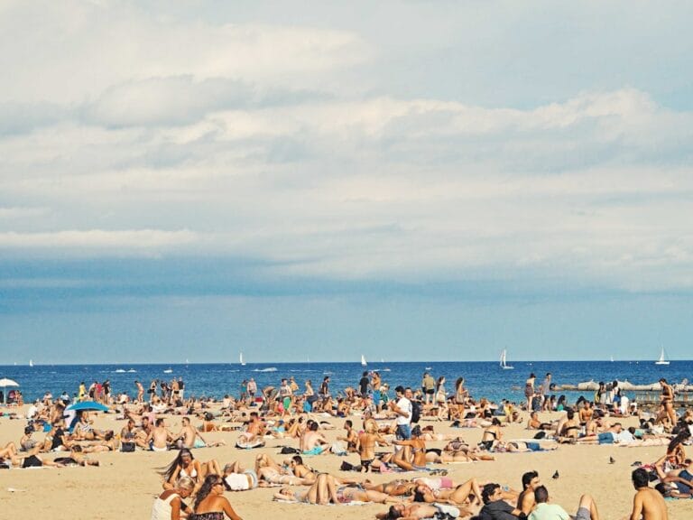 Tarifa Strand: Menschen suchen Kühlung am Meer während Hitzewelle.